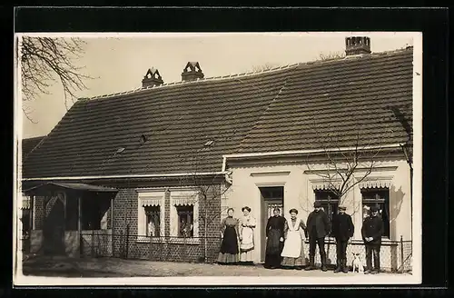 Foto-AK Grosswudicke, Wohnhaus mit Bewohnern vor dem Eingang
