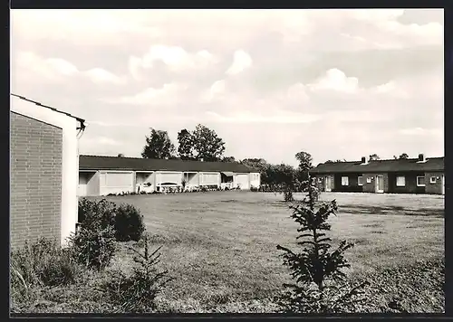 AK Kutenholz, von Bungalows umgebene Rasenfläche