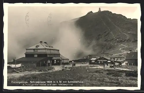 AK Schlesierhaus und Schneekoppe mit aufsteigendem Nebel aus dem Melzergrund