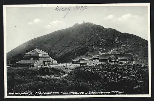 AK Riesenbaude, Ansicht mit Schlesierhaus und Schneekoppe