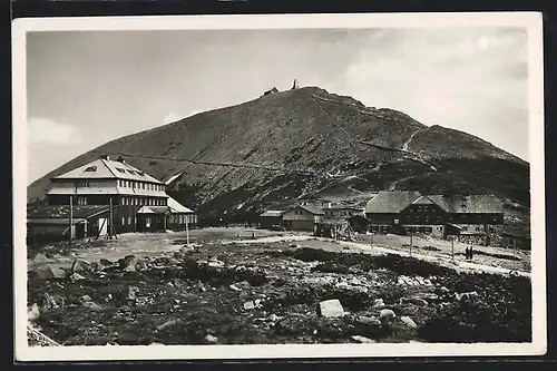 AK Riesenbaude und Schlesierhaus, Blick auf Schneekoppe