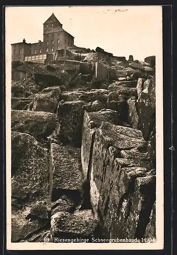 AK Schneegrubenbaude, Ansicht mit Felsen von unten