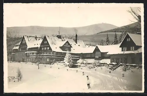 AK Teichmannbaude im Riesengebirge, winterliche Ansicht, im Hintergrund die Schneekoppe