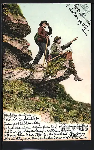 AK Bergsteiger sitzen auf einem Felsen und schauen in die Ferne