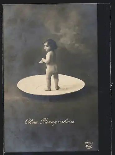 AK Kleines nacktes Kind auf einem leeren Teller, ohne Bezugsschein, Kriegsnot