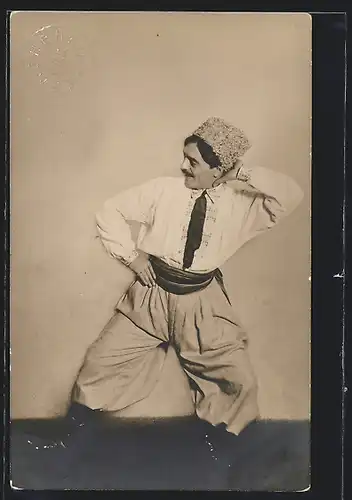 AK Erfreuter Mann beim osteuropäischen Volkstanz