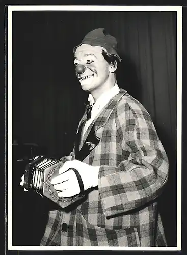 AK Komiker mit Clowns-Nase und Schminke spielt eine Ziehharmonika