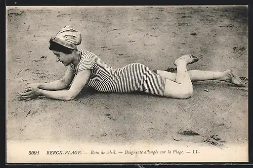 AK Berck-Plage, Baigneuse allongée sur la Plage, Strandschönheit im Badeanzug am Strand