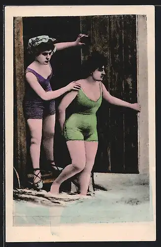 AK Frauen in Badeanzügen am Eingang zum Badekarren