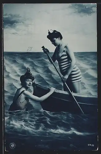 AK Frauen in gestreiften Badeanzügen im Ruderboot