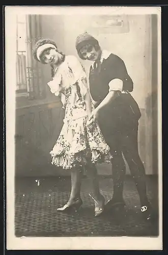 AK Zwei junge Frauen bei einem Tanz