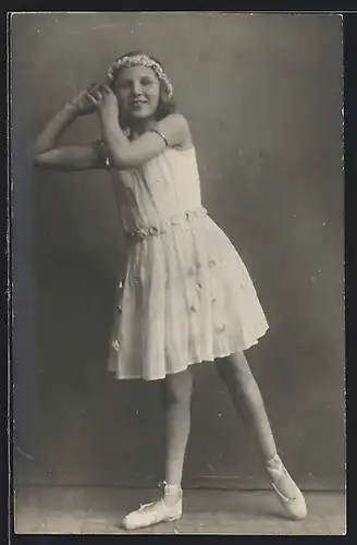 Foto-AK Junge Tänzerin im weissen Kleid