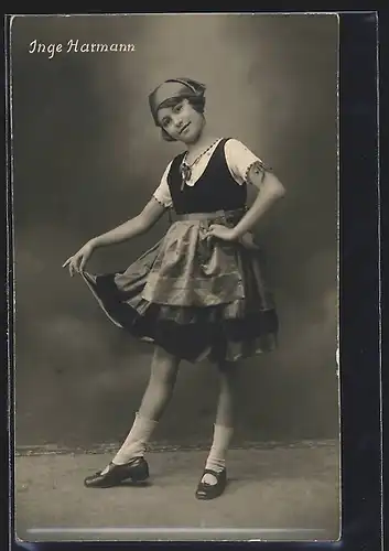 AK Tänzerin Inge Harmann in Pose