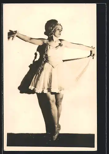 AK Tänzerin im weissen Kleid auf Spitze