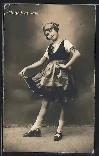 AK Tänzerin Inge Harmann in Pose