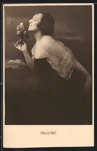 AK Tänzerin Stella Ropé mit einer Blume