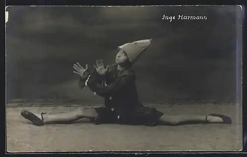 AK Tänzerin Inge Harmann im Spagat