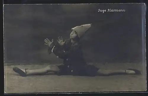 AK Tänzerin Inge Harmann im Spagat
