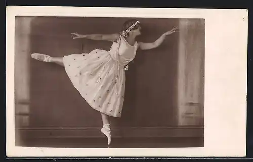 AK Tänzerin im weissen Kleid auf Spitze