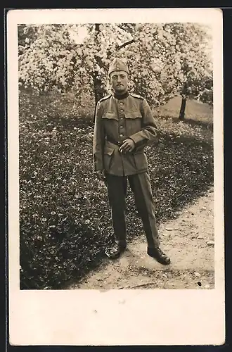 Foto-AK Schweizer Soldaten in Uniform vor blühenden Obstbäumen