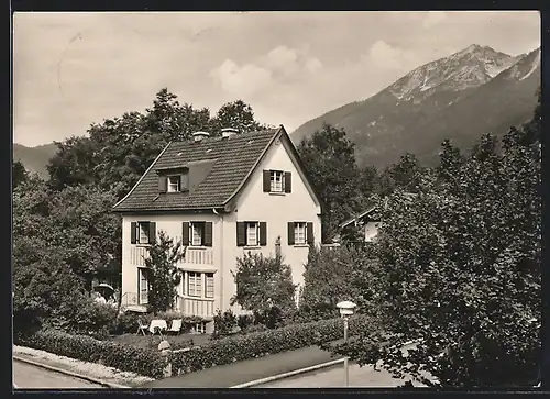 AK Bad Reichenhall, Hotel-Pension Haus Zerle mit Gästen im Garten, Franz-Josef-Strasse 7