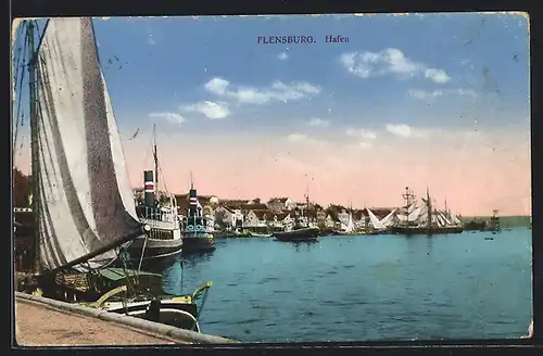 AK Flensburg, Dampfer und Segelboote am Hafen