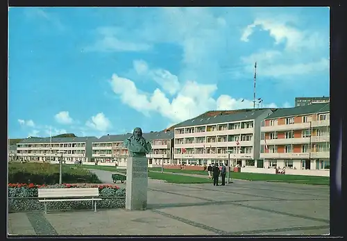 AK Helgoland, Partie an der Strandpromenade mit Denkmal