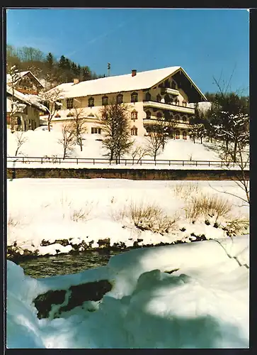 AK Eisenärzt b. Ruhpolding, Pension-Café-Restaurant Forellenhof, Das Gebäude am Fluss im Schnee