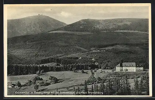 AK Krummhübel im Riesengebirge, Ortspartie mit der Schneekoppe und Haus Brandenburg