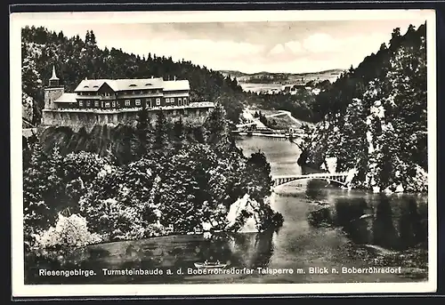 AK Boberröhrsdorf /Riesengebirge, Turmsteinbaude a. d. Boberröhrsdorfer Talsperre mit Blick nach dem Ort