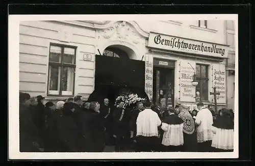 Foto-AK Wien, Clemens Hofbauer-Platz 9, Trauerzug