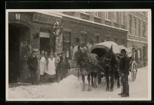 Foto-AK Wien, Gasthaus F. Grissler, Würfelgasse 8, Fuhrwerk auf winterlicher Strasse