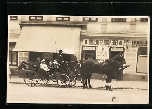 Foto-AK Wien, Braunhirschengasse 24, Fleischselcherei Karl Moebius und Molkerei, Kutsche