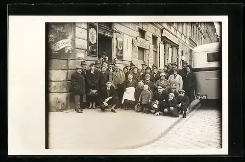 Foto-AK Wien, Thaliastrasse 140, Geschäft Alois Wötzl, Reisegesellschaft am Bus