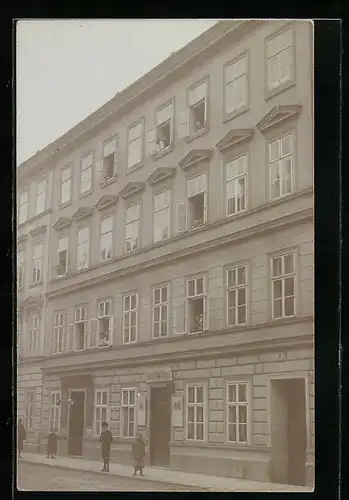 Foto-AK Wien, Behsel-Gasse 18, Wohnhaus mit Geschäft