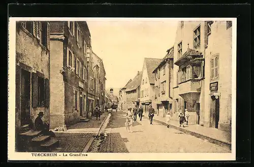 AK Turckheim, la Grand`Rue avec des passants
