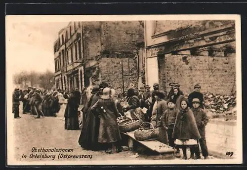 AK Ortelsburg, Kinder bei den Obsthändlerinnen in einer Strasse
