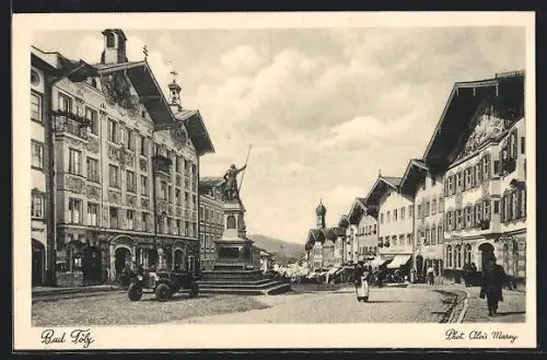 AK Bad Tölz, Stadtplatz mit Denkmal und Geschäften