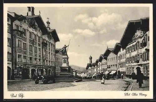 AK Bad Tölz, Strassenpartie mit Denkmal und Leuten
