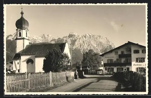 AK Krün /Isar, Strassenpartie mit Kirche, Gasthaus und Karwendel