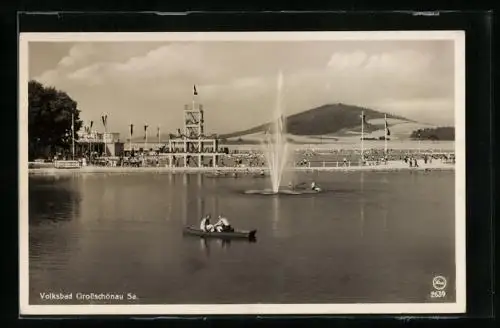 AK Grossschönau Sa., Badbesucher auf dem Wasser mit Fontäne