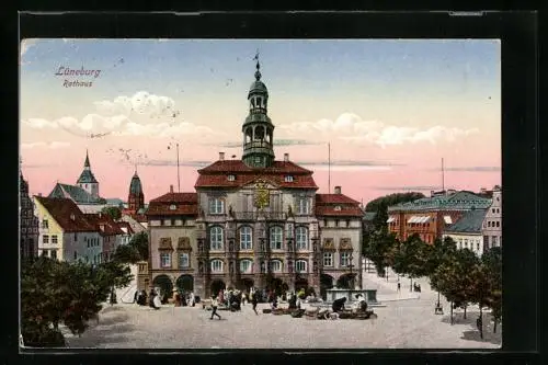 AK Lüneburg, Rathaus mit Marktbetrieb aus der Vogelschau