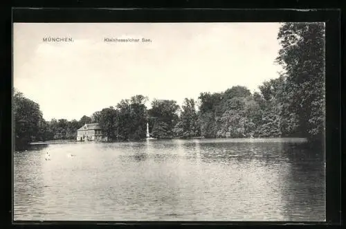 AK München-Schwabing, Kleinhesseloher See mit Gebäude und Säule am Ufer