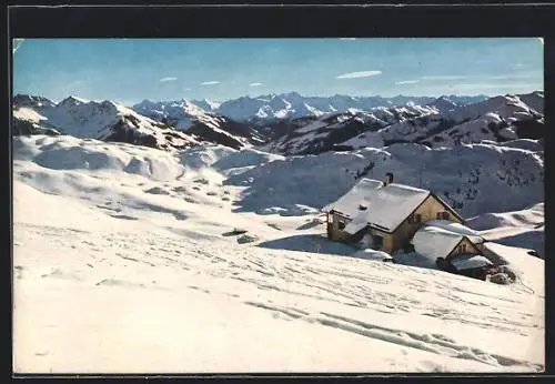 AK Kitzbüheler Horn-Alpenhaus, Berghütte mit Trattalm-Mulde gegen Grossvenedigergruppe im Winter