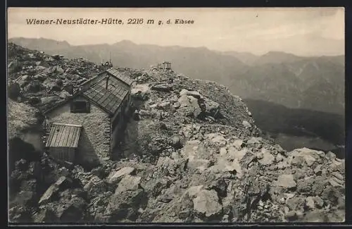 AK Wiener-Neustädter-Hütte, Aussenansicht der Berghütte gegen den Eibsee