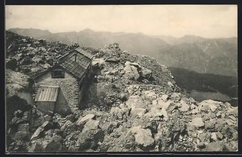 AK Wiener-Neustädter-Hütte, Aussenansicht der Berghütte gegen den Eibsee