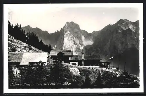 AK Vorderkaisersfeldern-Haus, Unterkunftshaus im Kaisertal mit Bergpanorama
