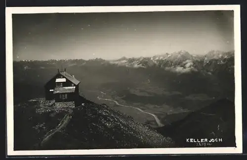 AK Neue Kellerjochhütte, Berghütte mit Gipfelpanorama aus der Vogelschau