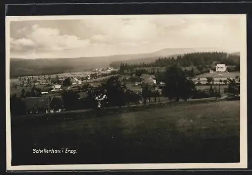 AK Schellerhau /Erzgeb., Ortsansicht mit Gebirgsblick