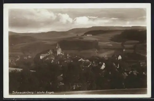 AK Schwarzenberg /Erzgeb., Ortsansicht mit Bergpanorama